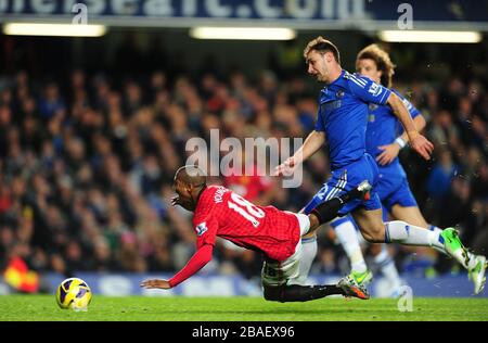 Ashley Young (à gauche) de Manchester United est fouillé par Branislav Ivanovic de Chelsea qui lui gagne une carte rouge Banque D'Images