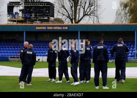 Ronnie Moore, responsable de Tranmere Rovers (à gauche), et ses joueurs inspectent le terrain avant que le match ne soit abandonné contre Braintree Town. Banque D'Images