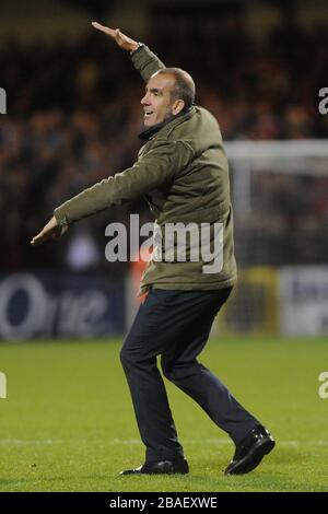 Paolo Di Canio, directeur de la ville de Swindon, taunts les fans de Aston Villa à la fin du match Banque D'Images