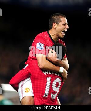 Javier Hernandez de Manchester United célèbre avec son coéquipier Danny Welbeck après avoir marqué le deuxième but de son équipe Banque D'Images