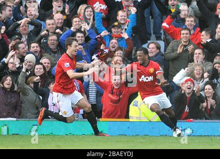 Patrice Evra (à droite) de Manchester United célèbre son deuxième but avec Jonny Evans, coéquipier Banque D'Images