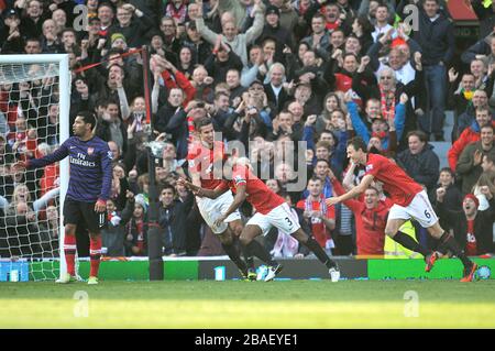 Patrice Evra (au centre) de Manchester United célèbre son deuxième but avec Jonny Evans (à droite) et Robin van Persie Banque D'Images