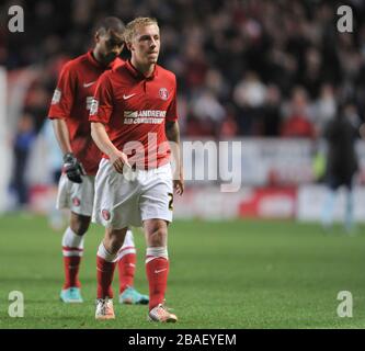 Chris Solly de Charlton Athletic se promène sur le terrain à la fin du jeu Banque D'Images