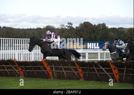 Jockey Sam Twiston-Davies sur Claret Cloak pendant le William Hill Prix prioritaires handicap Hurdle Banque D'Images