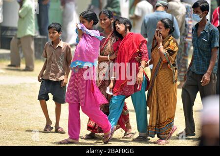 Les proches du défunt étaient à la recherche d'un cadavre dans l'effondrement du bâtiment Rana Plaza, Savar, Dhaka, Bangladesh Banque D'Images