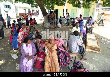 Les proches du défunt étaient à la recherche d'un cadavre dans l'effondrement du bâtiment Rana Plaza, Savar, Dhaka, Bangladesh Banque D'Images