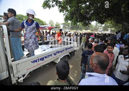 Les proches du défunt étaient à la recherche d'un cadavre dans l'effondrement du bâtiment Rana Plaza, Savar, Dhaka, Bangladesh Banque D'Images