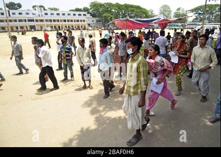 Les proches du défunt étaient à la recherche d'un cadavre dans l'effondrement du bâtiment Rana Plaza, Savar, Dhaka, Bangladesh Banque D'Images