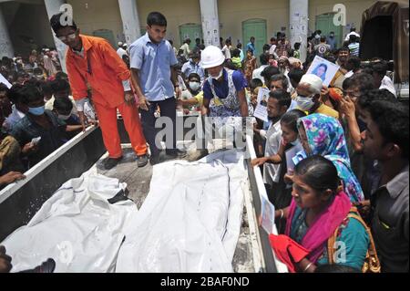 Les proches du défunt étaient à la recherche d'un cadavre dans l'effondrement du bâtiment Rana Plaza, Savar, Dhaka, Bangladesh Banque D'Images