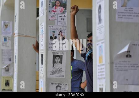 Les proches du défunt étaient à la recherche d'un cadavre dans l'effondrement du bâtiment Rana Plaza, Savar, Dhaka, Bangladesh Banque D'Images