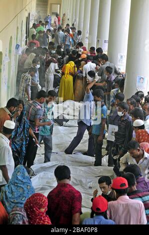 Les proches du défunt étaient à la recherche d'un cadavre dans l'effondrement du bâtiment Rana Plaza, Savar, Dhaka, Bangladesh Banque D'Images