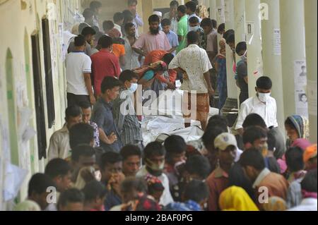 Les proches du défunt étaient à la recherche d'un cadavre dans l'effondrement du bâtiment Rana Plaza, Savar, Dhaka, Bangladesh Banque D'Images