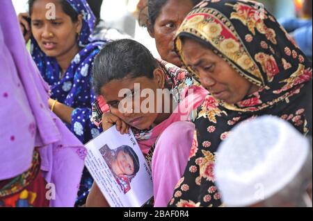 Les proches du défunt étaient à la recherche d'un cadavre dans l'effondrement du bâtiment Rana Plaza, Savar, Dhaka, Bangladesh Banque D'Images