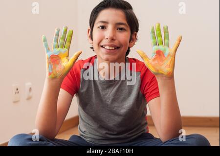 jeune garçon fait avec plaisir des arts et de l'artisanat à la maison Banque D'Images