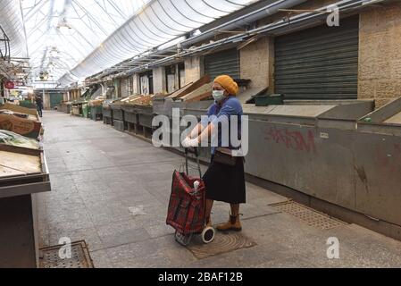 Jérusalem, Israël. 27 mars 2020. Une femme porte un masque de protection et des gants tout en se tenant dans le marché de Mahane Yehuda à Jérusalem, le vendredi 27 mars 2020. Onze Israéliens sont morts du coronavirus, alors que plus de 3 000 ont été diagnostiqués avec la maladie. Le gouvernement israélien a imposé de sévères restrictions de mouvement, laissant seulement des magasins essentiels ouverts dans un effort pour arrêter la propagation du coronavirus. Photo par Debbie Hill/UPI crédit: UPI/Alay Live News Banque D'Images