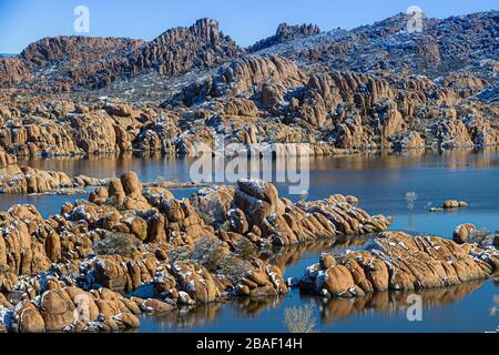 L'hiver au lac Watson à Prescott Arizona avec les coquillages Granite et un ciel bleu réfléchissant dans l'eau. Banque D'Images