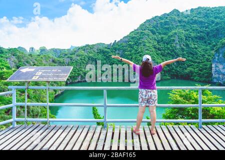 Vue arrière de la femme de bonheur à la célèbre Emeraude d'eau salée à Thale Nai sur l'île de Koh Mae Ko point de vue sur le beau paysage de la nature de Blue Lagoon Banque D'Images