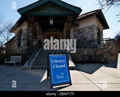 Coronavirus, Lexington, Massachusetts, États-Unis. 26 mars 2020. Bibliothèque du Mémorial de Cary fermée jusqu'à nouvel ordre. Lexington, près de Boston, ma, population de plus de 30 000 habitants, fait partie d'une urgence sanitaire à l'échelle de l'État et a suspendu, fermé, toutes les entreprises non essentielles. Toutes les villes 11 écoles publiques ont été fermées. Lexington est connu comme l'endroit où le premier tir de la guerre révolutionnaire américaine a été tiré. Banque D'Images