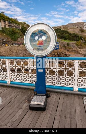 Pèse-personne d'époque sur la jetée de Llandudno, Conwy, Pays de Galles. Banque D'Images