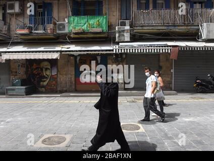 Jérusalem, Israël. 27 mars 2020. Les Israéliens portent des masques et des gants de protection dans le marché de Mahane Yehuda à Jérusalem, dont la fermeture est en cours, le vendredi 27 mars 2020. Onze Israéliens sont morts du coronavirus, alors que plus de 3 000 ont été diagnostiqués avec la maladie. Le gouvernement israélien a imposé de sévères restrictions de mouvement, laissant seulement des magasins essentiels ouverts dans un effort pour arrêter la propagation du coronavirus. Photo par Debbie Hill/UPI crédit: UPI/Alay Live News Banque D'Images