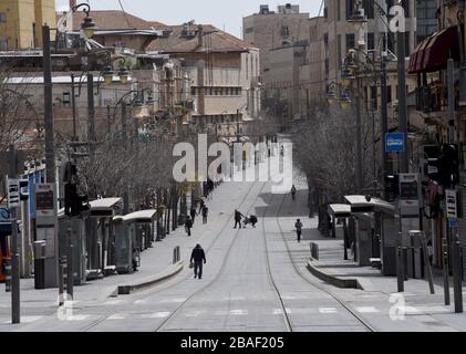 Jérusalem, Israël. 27 mars 2020. Les Israéliens marchent sur une rue vide à Jérusalem, le vendredi 27 mars 2020. Onze Israéliens sont morts du coronavirus, alors que plus de 3 000 ont été diagnostiqués avec la maladie. Le gouvernement israélien a imposé de sévères restrictions de mouvement, laissant seulement des magasins essentiels ouverts dans un effort pour arrêter la propagation du coronavirus. Photo par Debbie Hill/UPI crédit: UPI/Alay Live News Banque D'Images