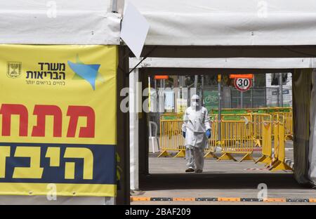 Jérusalem, Israël. 27 mars 2020. Un membre de Magen David Adom porte des vêtements de protection tout en travaillant dans une tente à Jérusalem, le vendredi 27 mars 2020. Onze Israéliens sont morts du coronavirus, alors que plus de 3 000 ont été diagnostiqués avec la maladie. Le gouvernement israélien a imposé de sévères restrictions de mouvement, laissant seulement des magasins essentiels ouverts dans un effort pour arrêter la propagation du coronavirus. Photo par Debbie Hill/UPI crédit: UPI/Alay Live News Banque D'Images