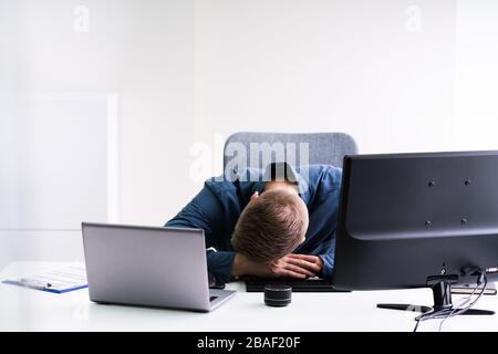 Portrait d'un homme d'affaires surtravaillé se reposant au bureau Banque D'Images