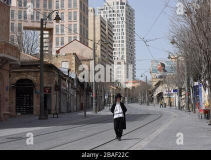 Jérusalem, Israël. 27 mars 2020. Un israélien ultra-orthodoxe marche dans une rue vide à Jérusalem, le vendredi 27 mars 2020. Onze Israéliens sont morts du coronavirus, alors que plus de 3 000 ont été diagnostiqués avec la maladie. Le gouvernement israélien a imposé de sévères restrictions de mouvement, laissant seulement des magasins essentiels ouverts dans un effort pour arrêter la propagation du coronavirus. Photo par Debbie Hill/UPI crédit: UPI/Alay Live News Banque D'Images