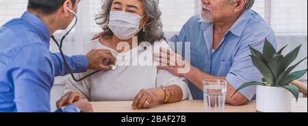 Nbner ou couverture Web du médecin utilisant stéthoscope pour auscultat Asian grand-parent patient en maison, service assurance vie à la maison, soins de santé avec long Banque D'Images