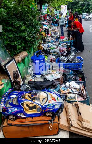 Indonésie personnes regardant les articles d'occasion et nouveaux qui sont à vendre dans la rue, Jakarta, Indonésie. Banque D'Images