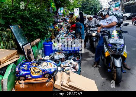 Indonésie personnes regardant les articles d'occasion et nouveaux qui sont à vendre dans la rue, Jakarta, Indonésie. Banque D'Images