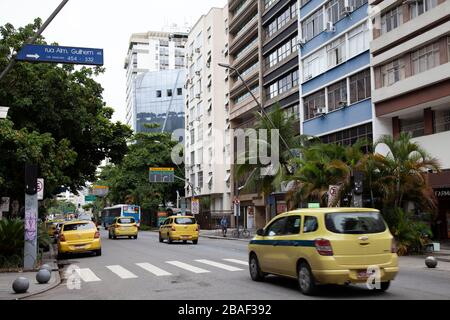 En regardant l'Av. Ataulfo de Paiva dans le quartier de Leblon, Ipanema, Rio - Brésil Banque D'Images