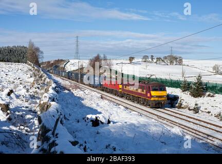 2 DB Cargo UK classe 90 locomotives électriques passant par Shap Summit sur la ligne principale de la côte ouest avec un train de conteneurs intermodal dans la neige d'hiver Banque D'Images
