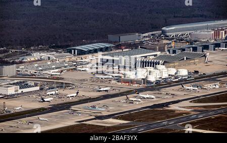 26 mars 2020, Hessen, Francfort-sur-le-Main: Vue aérienne, prise d'un avion, de l'aéroport de Francfort-sur-le-Main. Photo: Uli Deck/dpa Banque D'Images