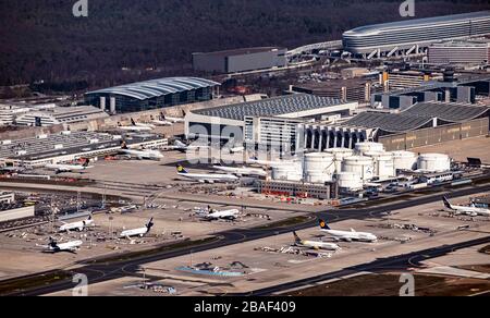 26 mars 2020, Hessen, Francfort-sur-le-Main: Vue aérienne, prise d'un avion, de l'aéroport de Francfort-sur-le-Main. Photo: Uli Deck/dpa Banque D'Images