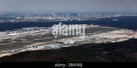 26 mars 2020, Hessen, Francfort-sur-le-Main: Vue aérienne, prise d'un avion, de l'aéroport de Francfort-sur-le-Main. Photo: Uli Deck/dpa Banque D'Images