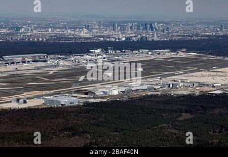 26 mars 2020, Hessen, Francfort-sur-le-Main: Vue aérienne, prise d'un avion, de l'aéroport de Francfort-sur-le-Main. Photo: Uli Deck/dpa Banque D'Images