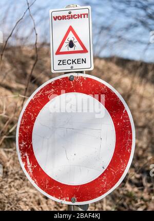 25 mars 2020, Bade-Wuttenberg, Hinterzarten: Un signe met en garde contre les tiques. Photo : Patrick Seeger/dpa Banque D'Images