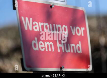 25 mars 2020, Bade-Wuttenberg, Hinterzarten: Un signe met en garde le chien. Photo : Patrick Seeger/dpa Banque D'Images