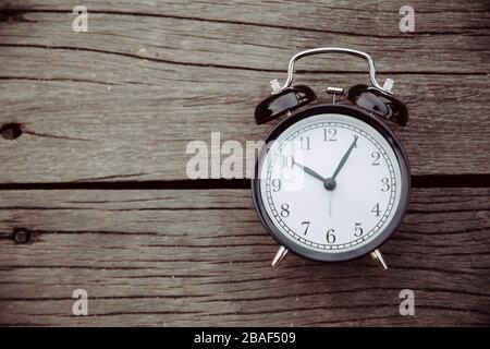 ancienne horloge sur fond en bois avec espace pour le texte pour le concept de mémoire des temps. Banque D'Images