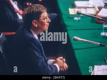 WASHINGTON, DC, USA - 3 MARS 1998: Bill Gates, PDG de Microsoft, témoigne devant le Congrès. Banque D'Images