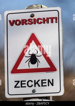 25 mars 2020, Bade-Wuttenberg, Hinterzarten: Un signe met en garde contre les tiques. Photo : Patrick Seeger/dpa Banque D'Images