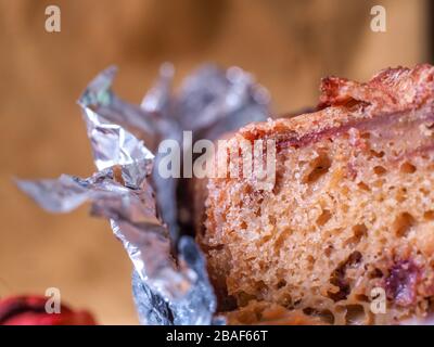 Une photo d'une tarte aux pommes de farine entière en feuille d'aluminium, sur un fond brun foncé rustique avec des pommes et des œufs biologiques photo Banque D'Images