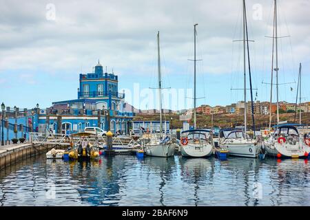 Las Galletas, Tenerife, Espagne - 14 décembre 2019:garés vers le haut des yachts à voile à Marina del sur à Las Galletas Banque D'Images