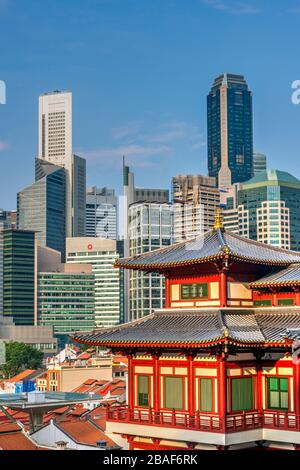 Buddha Tooth Relic Temple et sur les toits de la ville, Singapour Banque D'Images