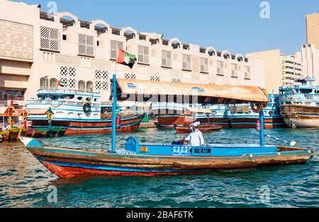 Dubaï, Émirats arabes Unis - 31 janvier 2020 : bateau Abra traditionnel sans passants sur la crique de Dubaï, Emirats arabes Unis Banque D'Images