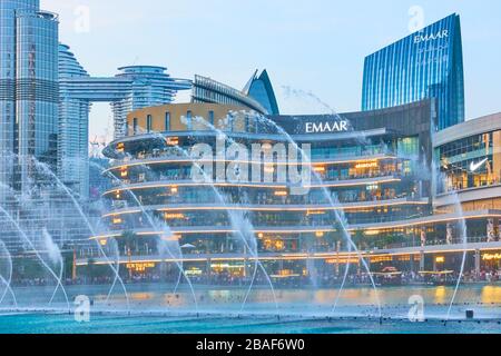 Dubaï, Émirats arabes Unis - 02 février 2020 : la fontaine de Dubaï près du centre commercial de Dubaï en soirée Banque D'Images