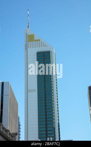 Grand bâtiment gratte-ciel South32 vu dans le quartier financier de Perth, Australie occidentale. Banque D'Images