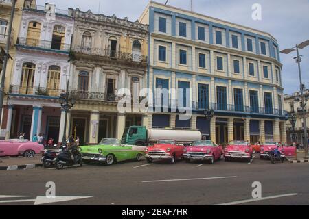 Voitures classiques et architecture coloniale, la Havane, Cuba Banque D'Images