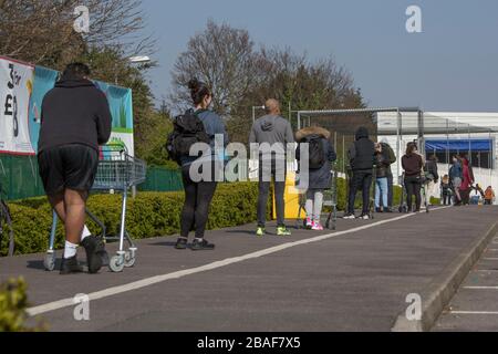 ASDA Superstore, Leytonstone, Londres, Royaume-Uni. 27 mars 2020. Les gens font la queue en dehors du supermagasin Asda dans l'est de Londres alors que le gouvernement passe à la phase de retard pour essayer de contrôler la propagation de Covid-19 dans la capitale. Crédit: Marcin Nowak/Alay Live News Banque D'Images